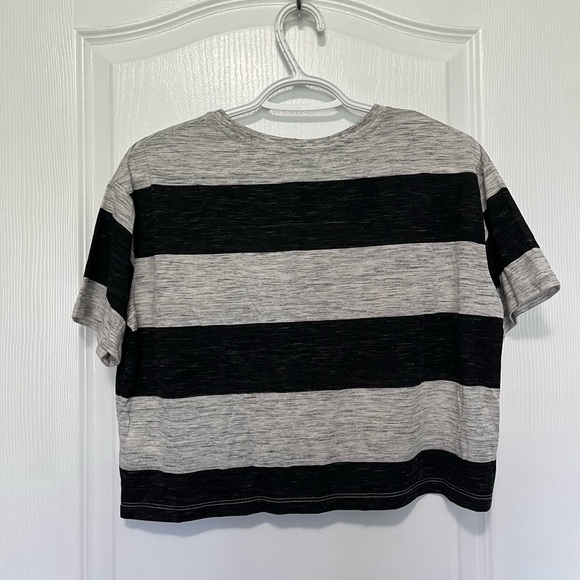Black and light gray stripped cropped shirt - Picture 3 of 3